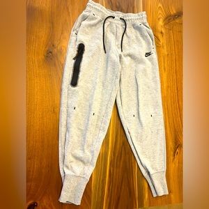 Nike tech sweatpants - men small